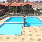 Linda casa Porto das Dunas: 4 suítes, churrasqueira e piscina