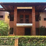 Linda casa Porto das Dunas: 4 suítes, churrasqueira e piscina